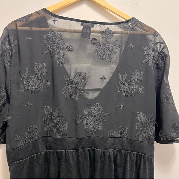 Torrid Black Vneck Semi Sheer Floral Tshirt Size 2 - Picture 6 of 9